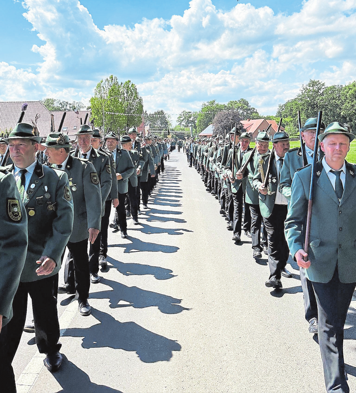 Am Sonntagnachmittag führt der Festumzug durch die geschmückten Straßen Herßums.