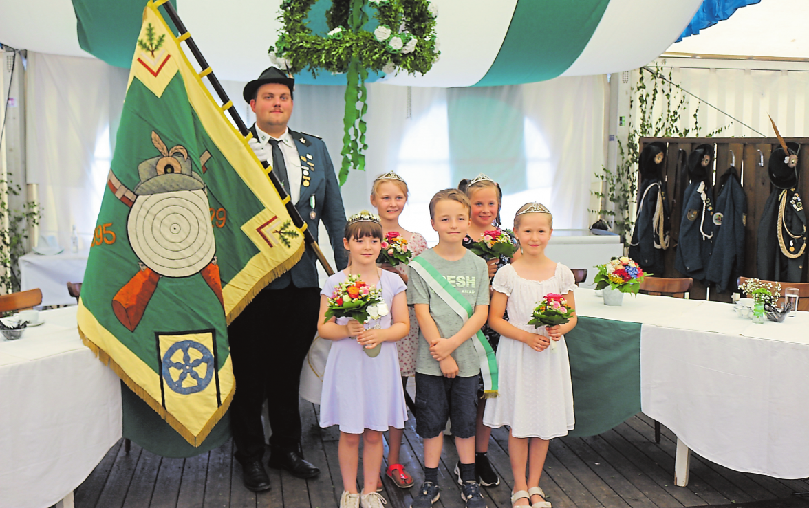 Der Kinderthron mit Königin Aurora Bettenbrock und ihrem Hofstaat.