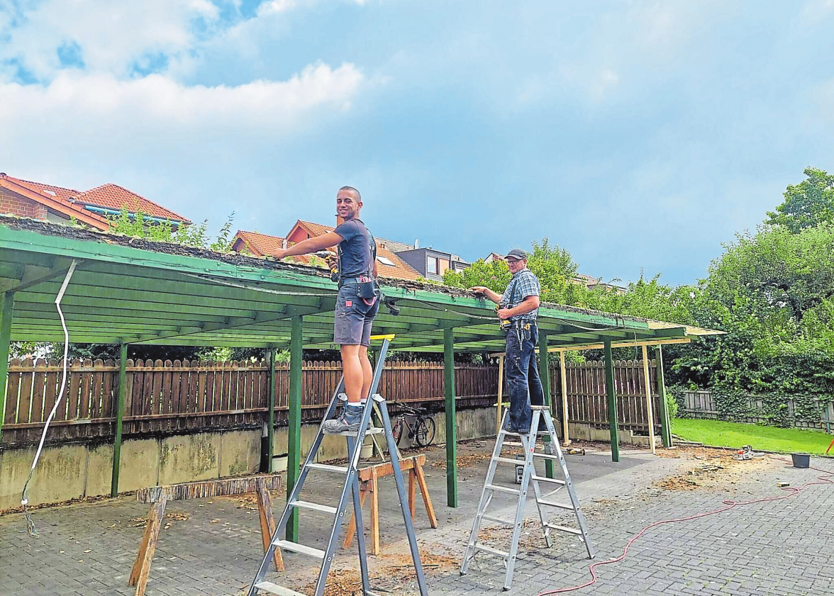 Teamwork bei der Carportinstandsetzung unter freiem Himmel: Aaron Elabor (link) und Carsten Franke (rechts).