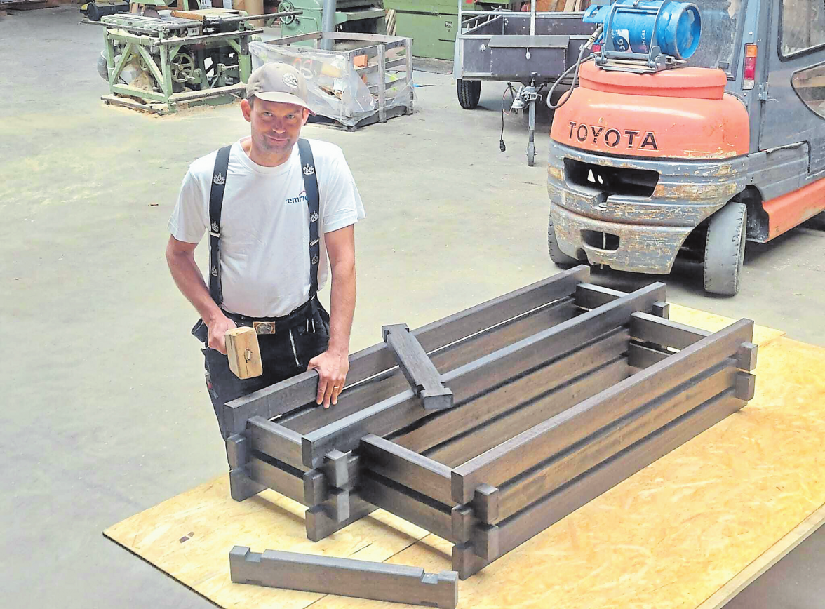 Nico Uffmann erstellt Schritt für Schritt eine neue Blumentopfverkleidung in der Werkstatt der Firma Uffmann..
