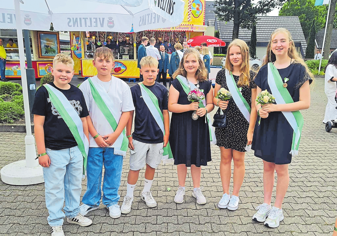 Der Kinderthron: (v.l.) Loui Koers, Torge Kappen, Matthis Kolodzey, Kinderkönigin Hilla Kappen, Mayra Kappen, Ebba Kappen.