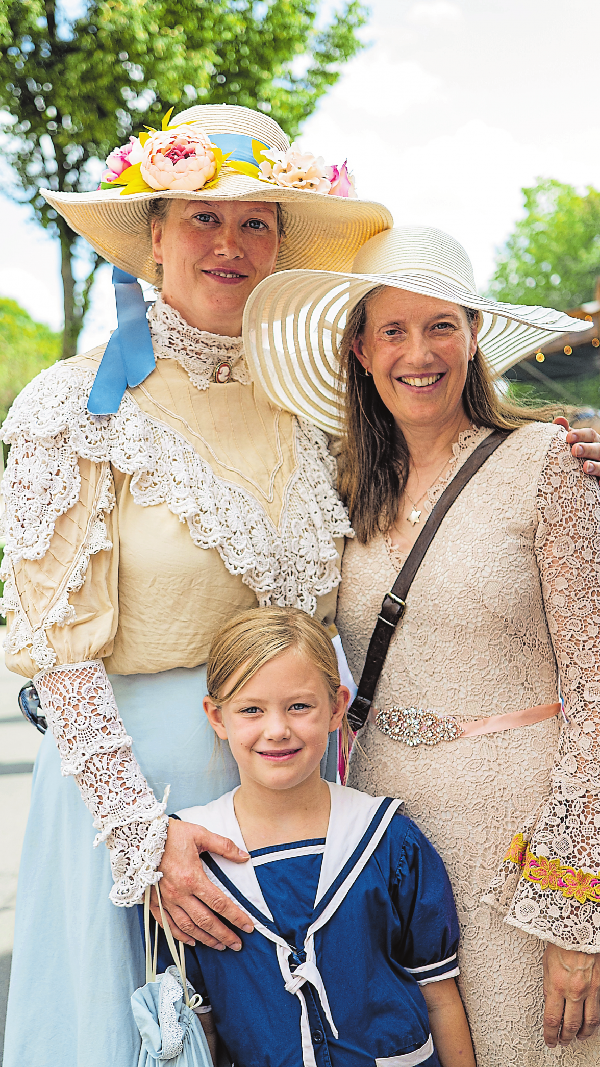 Historisch gewandete Besucherinnen und Besucher lassen Geschichte lebendig werden. Fotos: mnmarketing