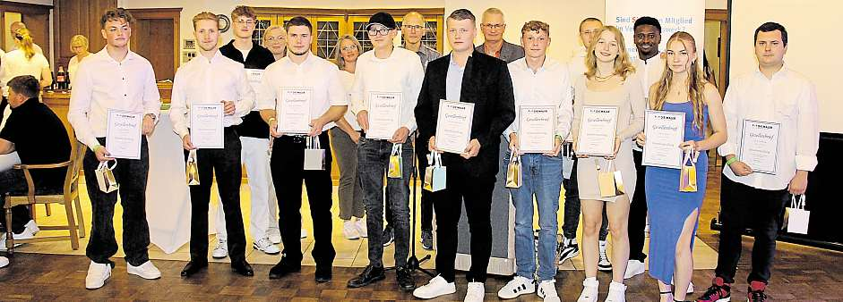 Die neuen Fachkräfte präsentierten stolz ihre Gesellenbriefe. Foto: Ulrich Eckseler