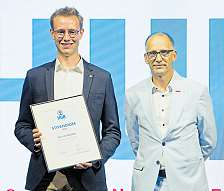 Tim Strothmann erhielt von Kai Schaupmann das Stipendium. Foto: Philipp Hülsmann