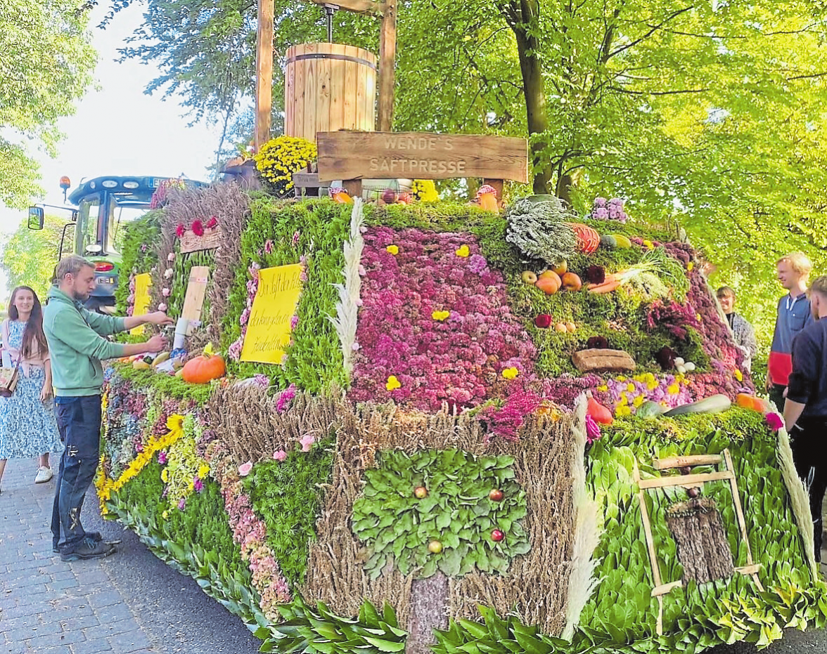 In liebevoller Kleinstarbeit werden die Wagen gestaltet.  Foto: KLJB