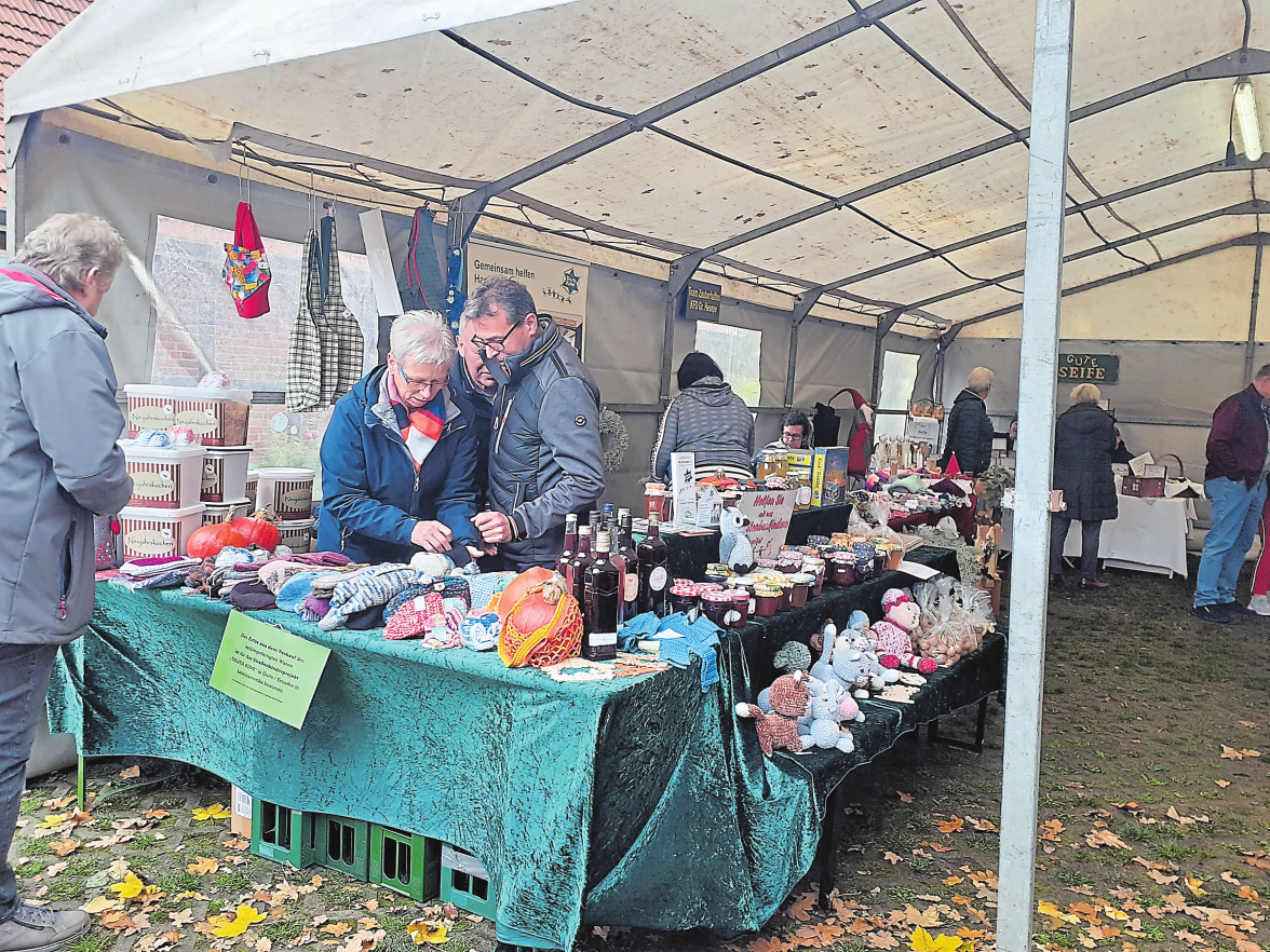 Buntes Markttreiben lockt die Besucher an.