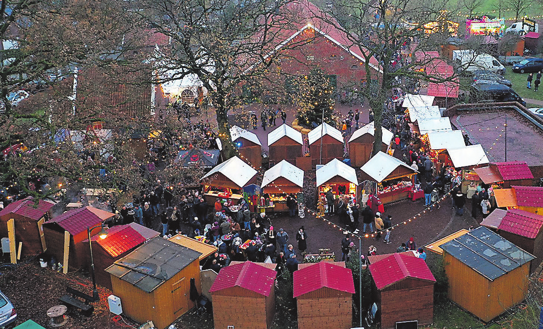 Über 45 Marktbeschicker bieten Dekoratives sowie Adventsund Weihnachtsgestecke und vieles mehr an. VHHG-Foto