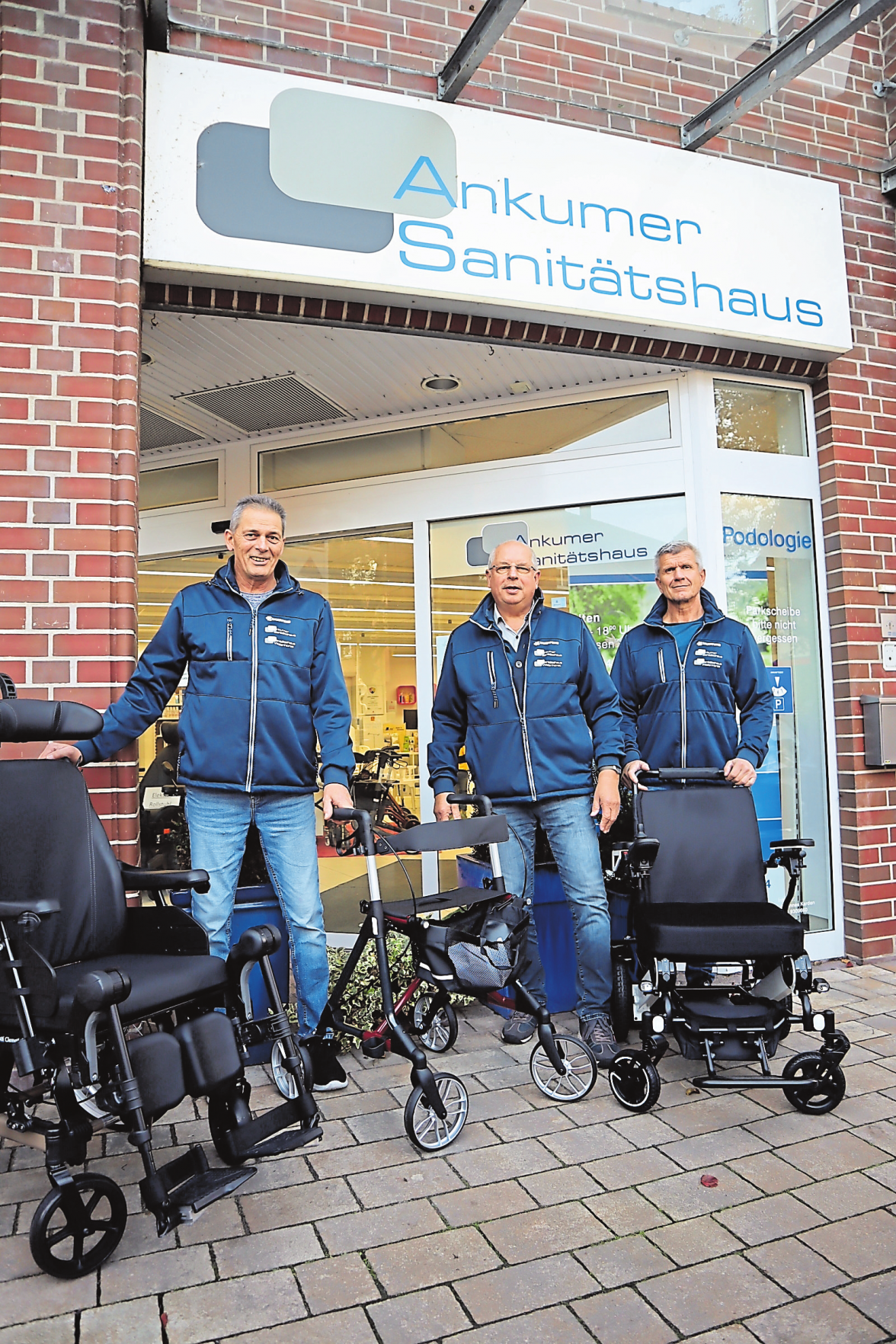 Das Team um (v.li.) Holger Hacker, Siegfried Ringel und Jür-gen Possenrieder zeigen die Auswahl an mobilen Hilfsmit- teln. Fotos: Holger Zander