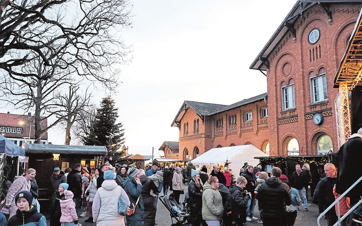 Vor dem Bahnhof in Bohmte stehen die geschmückten Buden.