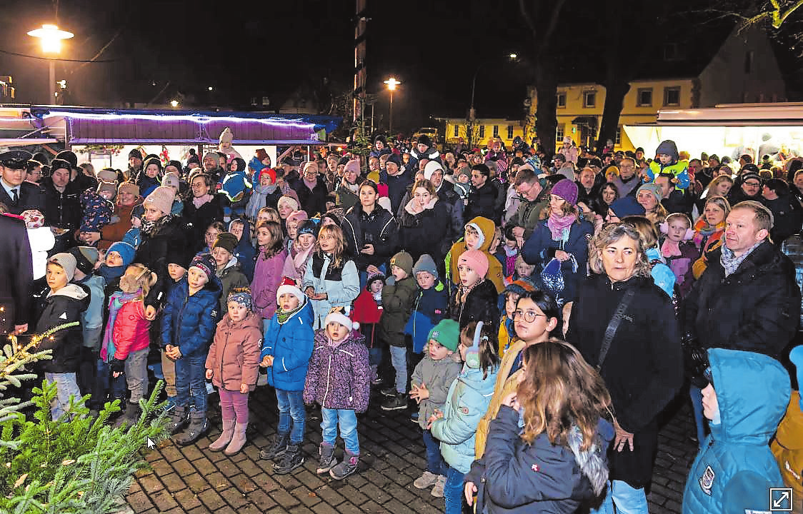 In Gesmold warteten viele sehnsüchtig auf die Ankunft des Nikolauses. Fotos: Stefan Gelhot/Archiv