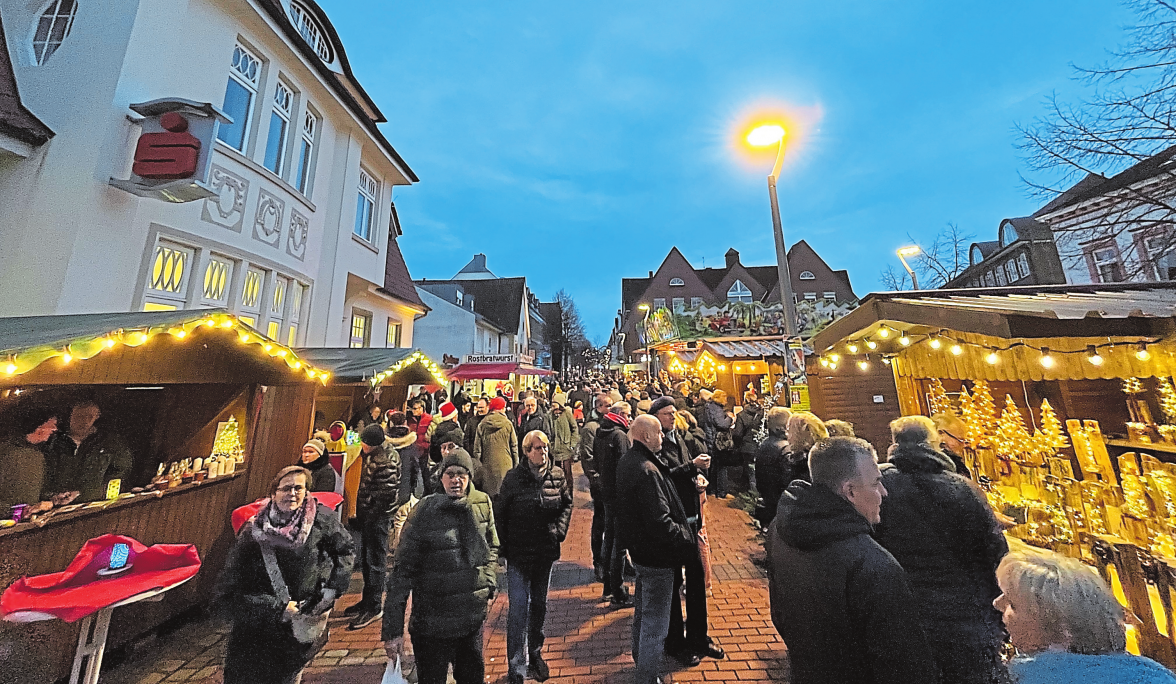 Geschmückte Buden laden mit handgefertigten Geschenkideen und winterlichen Leckereien zum gemütlichen Bummeln ein. Foto: Stadtmarketing Bramsche