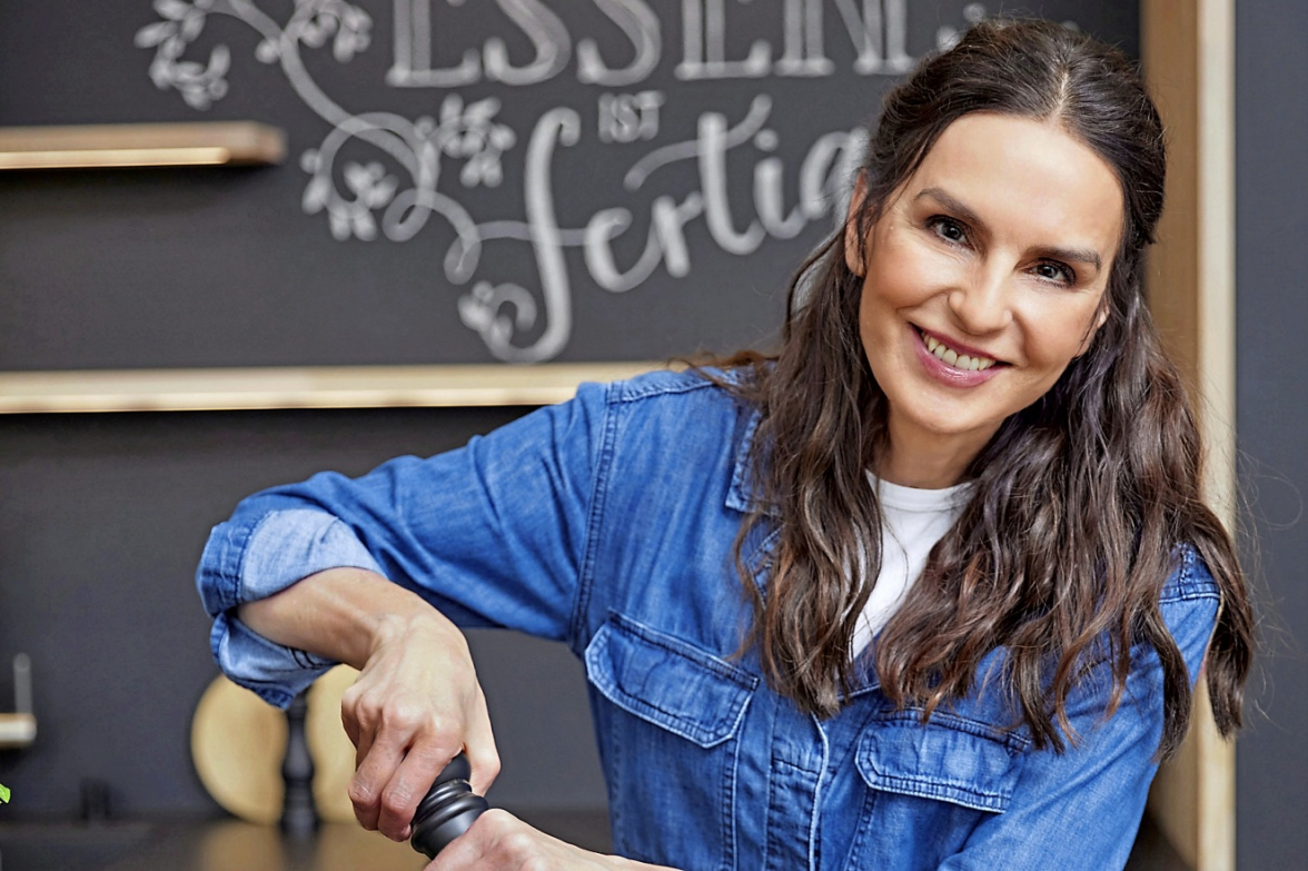 Emmi Prolic steht mit Leidenschaft in der Küche. Ihre Rezepte sind einfach nachzukochen. Foto: djd/emmikochteinfach