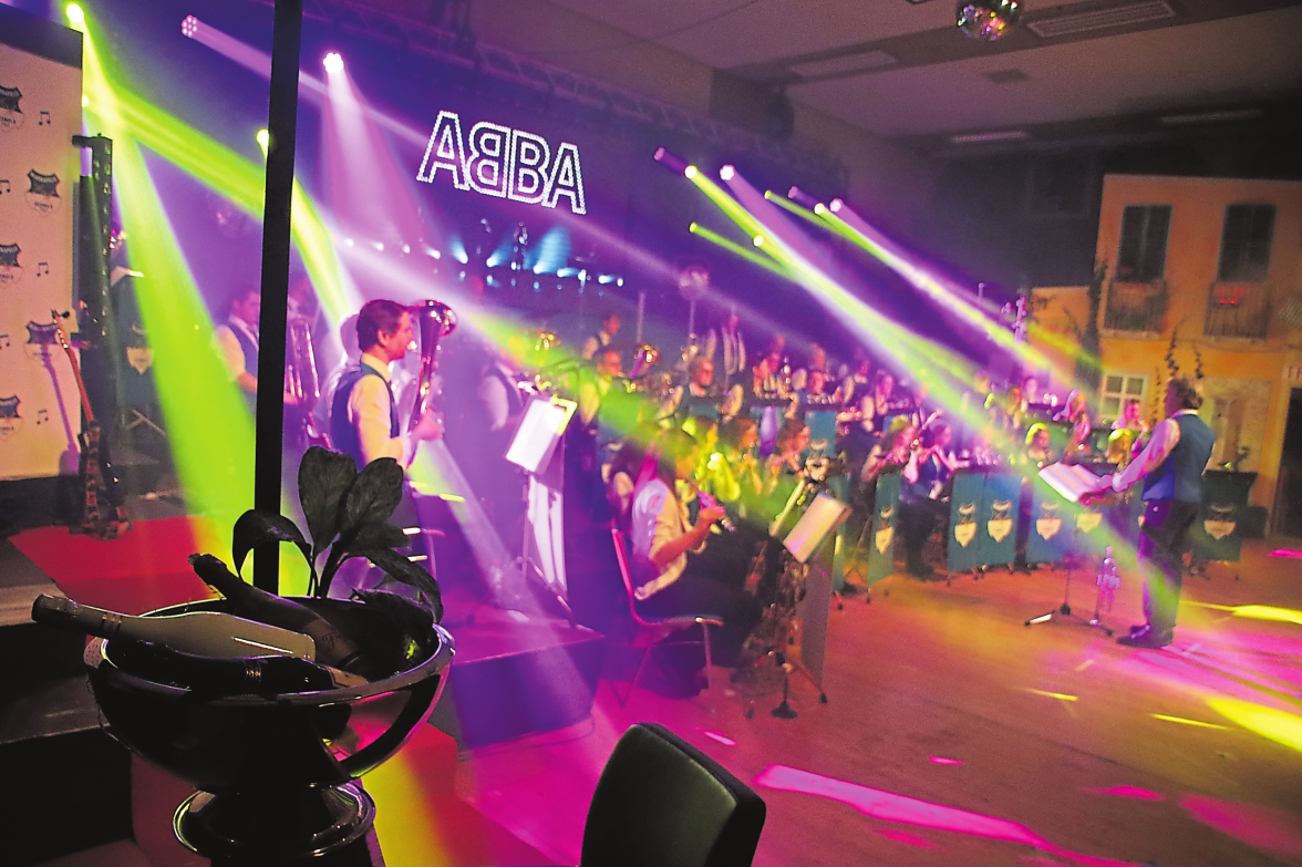Mitreißende Klänge: Die Blaskapelle Gesmold begeistert das Publikum beim traditionellen Winterkonzert mit musikalischer Vielfalt und eindrucksvoller Lichtshow.