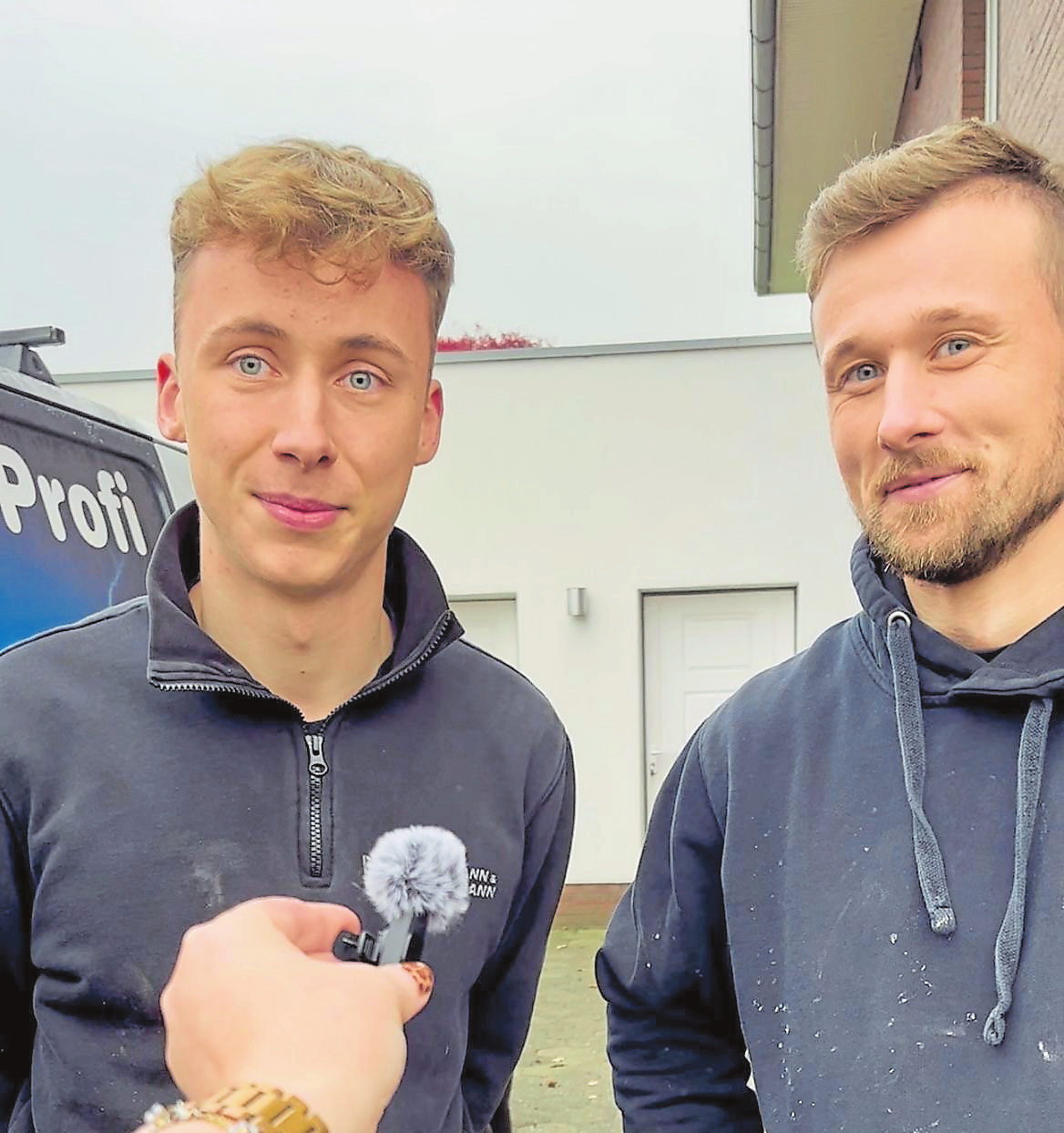 Im jungen Team der Firma fühlen sich auch Azubi Henry Techel (links) und Geselle Luca Schrader wohl.