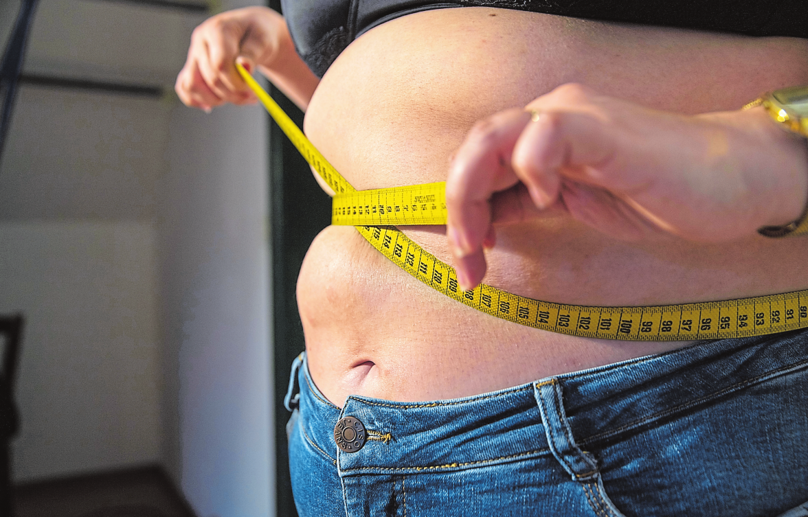 Viele Diäten versprechen schnelle Erfolge: Wer mehrere Kilos pro Woche abnimmt, verliert meist Wasser oder Muskelmasse statt Körperfett, und riskiert den Jo-Jo-Effekt Foto: Pia Bayer/dpa/dpa-mag