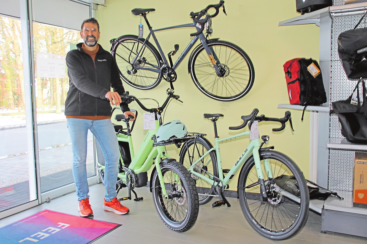 Von Mintgrün bis klassisch Schwarz: Es gibt Fahrradmodelle in einer großen Farbauswahl – mit und ohne „E-Rückenwind“.