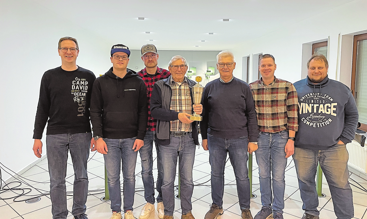 Von links: Schießwart Thomas Jönen, Daniel Müller, Stefan Müller, Hermann Heller, Heinz Kuhl, 1. Vorsitzender Volker Tiek und Schießwart Andreas Tembaak. Fotos: Schützenverein