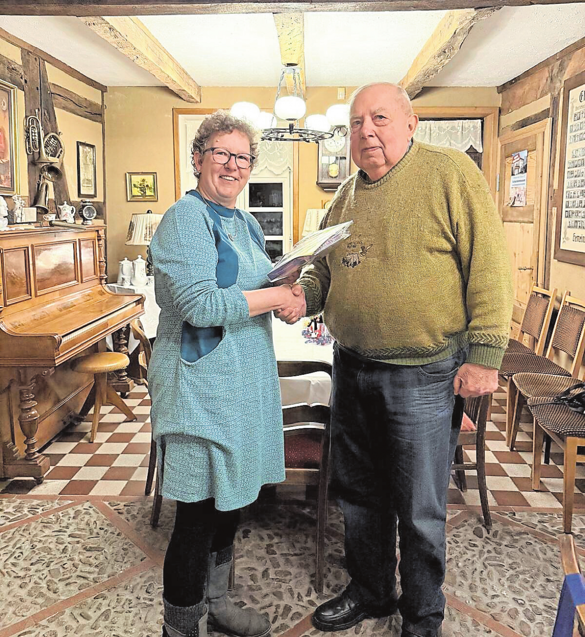 Für 50 Jahre Mitgliedschaft ehrte die Vorsitzende Sabine Heine Herbert Eckelmann.