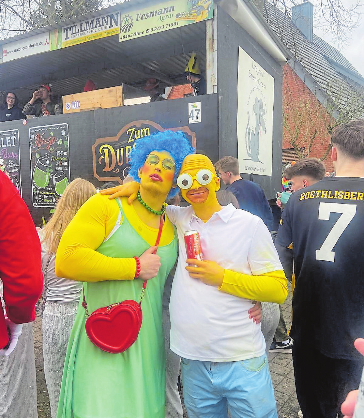 Viele Zuschauer feiern verkleidet in Bawinkel Karneval.