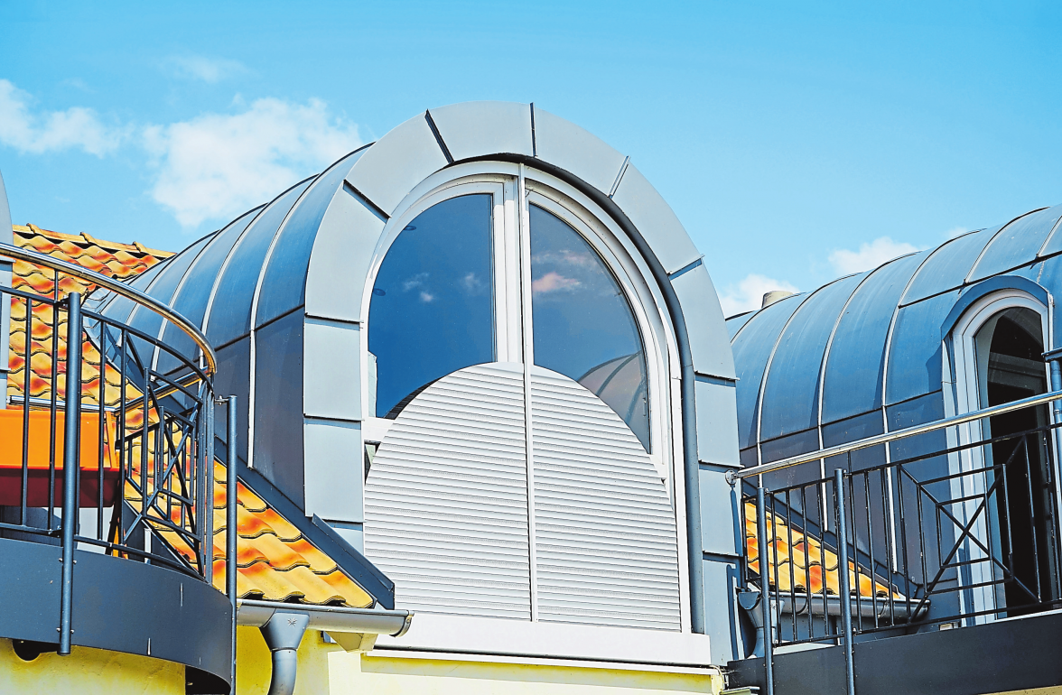 Diese Beschattungslösung schließt sich nahtlos an die extravagante Architektur des Hauses an und leistet im Sommer wie im Winter wertvolle Dienste. DJD/Schanz Rollladensysteme-Fotos