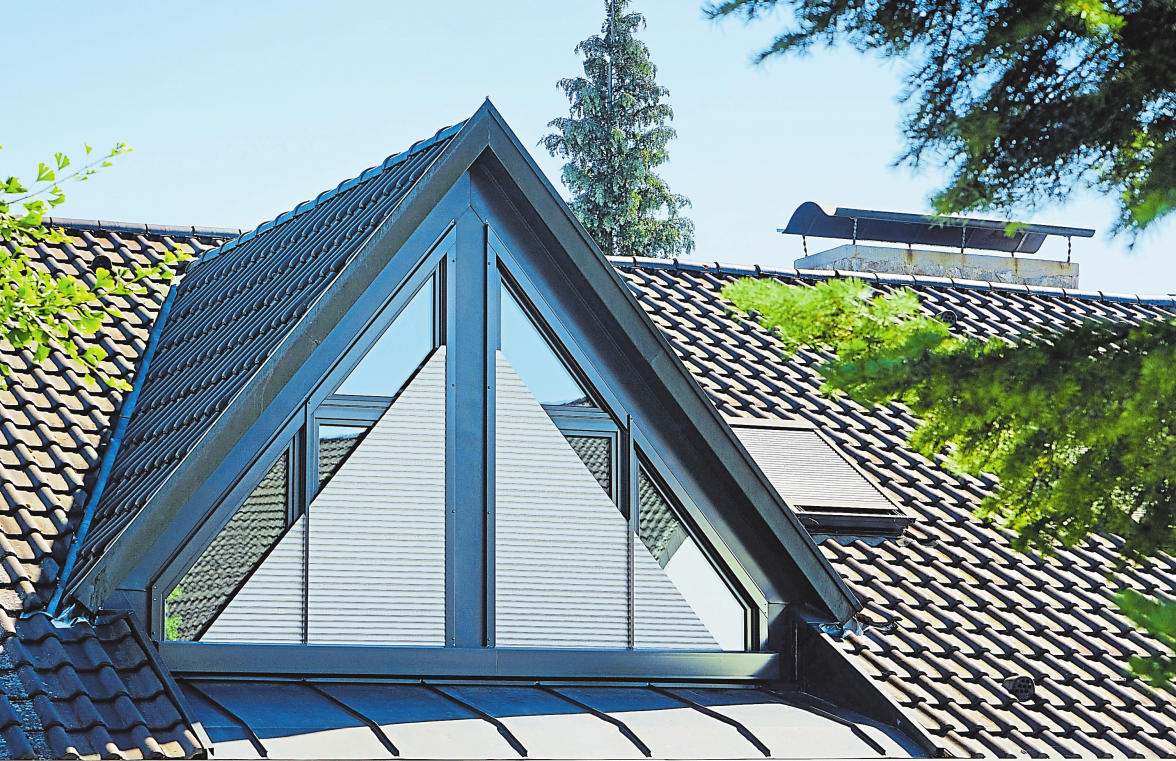 Moderne Rollläden dienen im Sommer vor allem auch im Obergeschoss als Schattenspender sie können dann aber ebenso beim Energiesparen in der kalten Jahreszeit entscheidend sein.