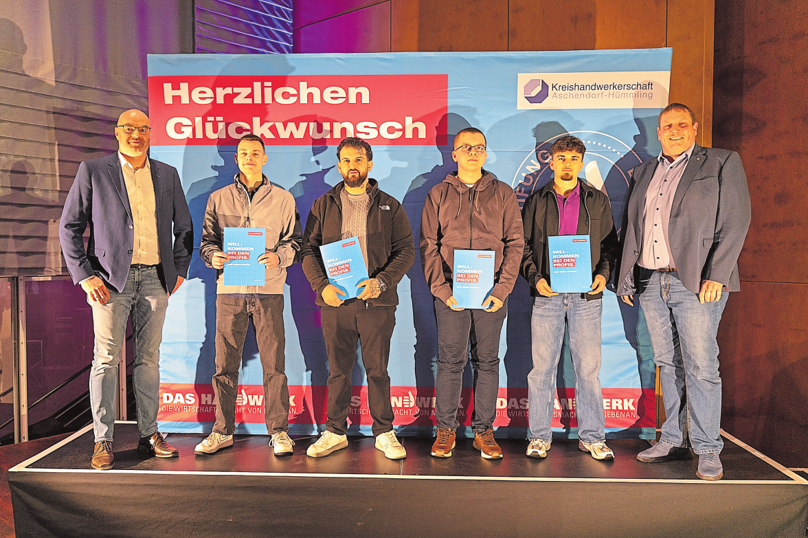 Die frischgebackenen Metallbauer der Innung der Metallhandwerke Aschendorf-Hümmling mit ihren Gesellenbriefen auf der Bühne des Forums Alte Werft. Kreishandwerkerschaft/Brandsplus-Foto