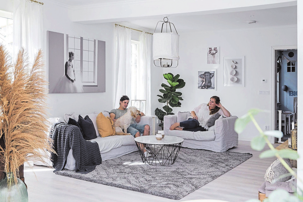Mit der offenen und lichtdurchfluteten Bauweise schaffen Schwedenhäuser ein behagliches Interieur mit viel Freiraum für die ganze Familie.