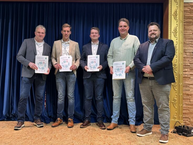 Innungssieger wurde Lukas Nordmann (Mitte), der seine Prüfung im Sommer abgelegt hat. Die beste Winter-Prüfung absolvierte Niklas Fisse (2.v.l.). Foto: Land- und Baumaschinentechniker-Innung Osnabrück