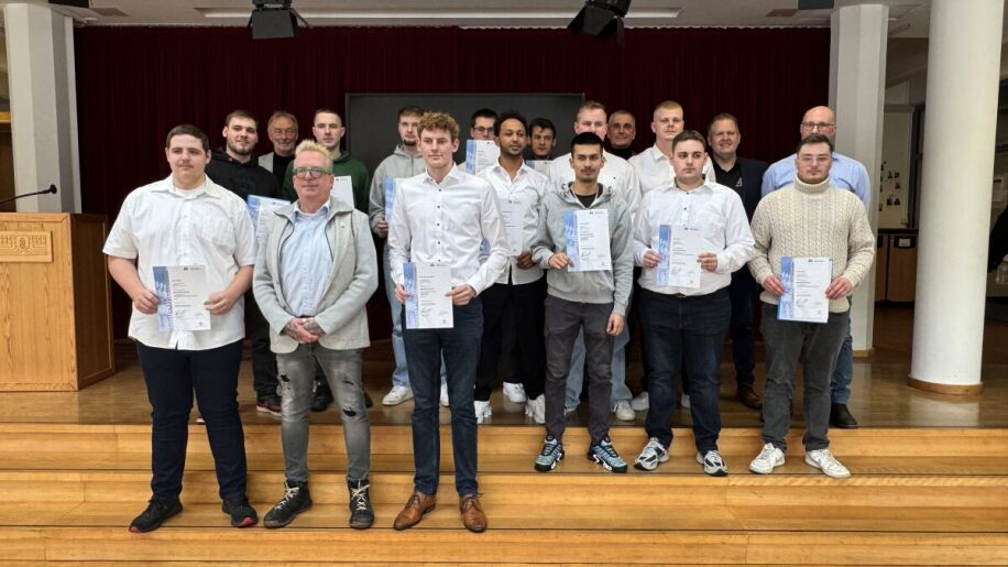 Auch in Bersenbrück freuten sich die jungen Fachkräfte über ihre bestandenen Prüfungen. Foto: Metall-Innung Region Osnabrück