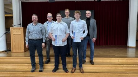Metallbauer Alex Filatov und Feinwerkmechaniker Elias Buschermöhle durften sich bei den Bersenbrückern über den Innungssieg freuen. Foto: Innung