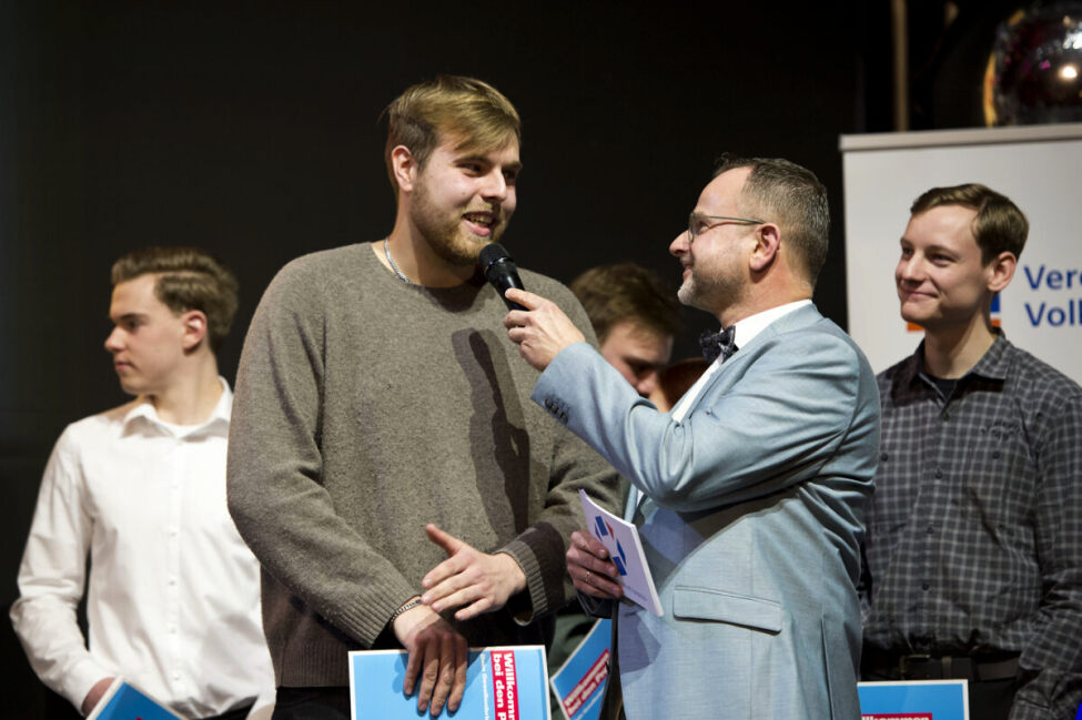 Moderator Christian Böwer im Gespräch mit den neuen Fachkräften.