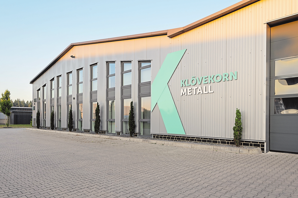 Große Fenster sorgen für viel natürliches Licht im Büround Verwaltungstrakt des Unternehmens in Nortrup. Fotos: Klövekorn Metall