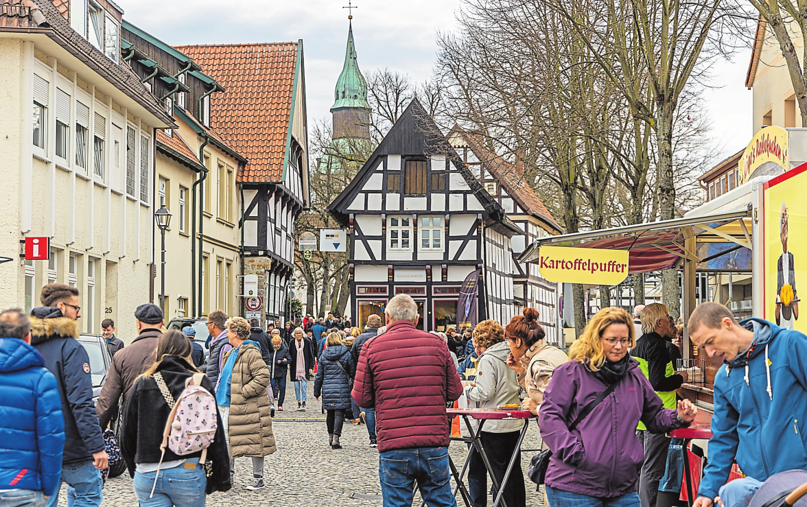 Die Besucherinnen und Besucher können beim Einkaufsfrühling in Bad Essen wieder entspannt bummeln. Foto: Archiv/Heinz-Jürgen Reiß