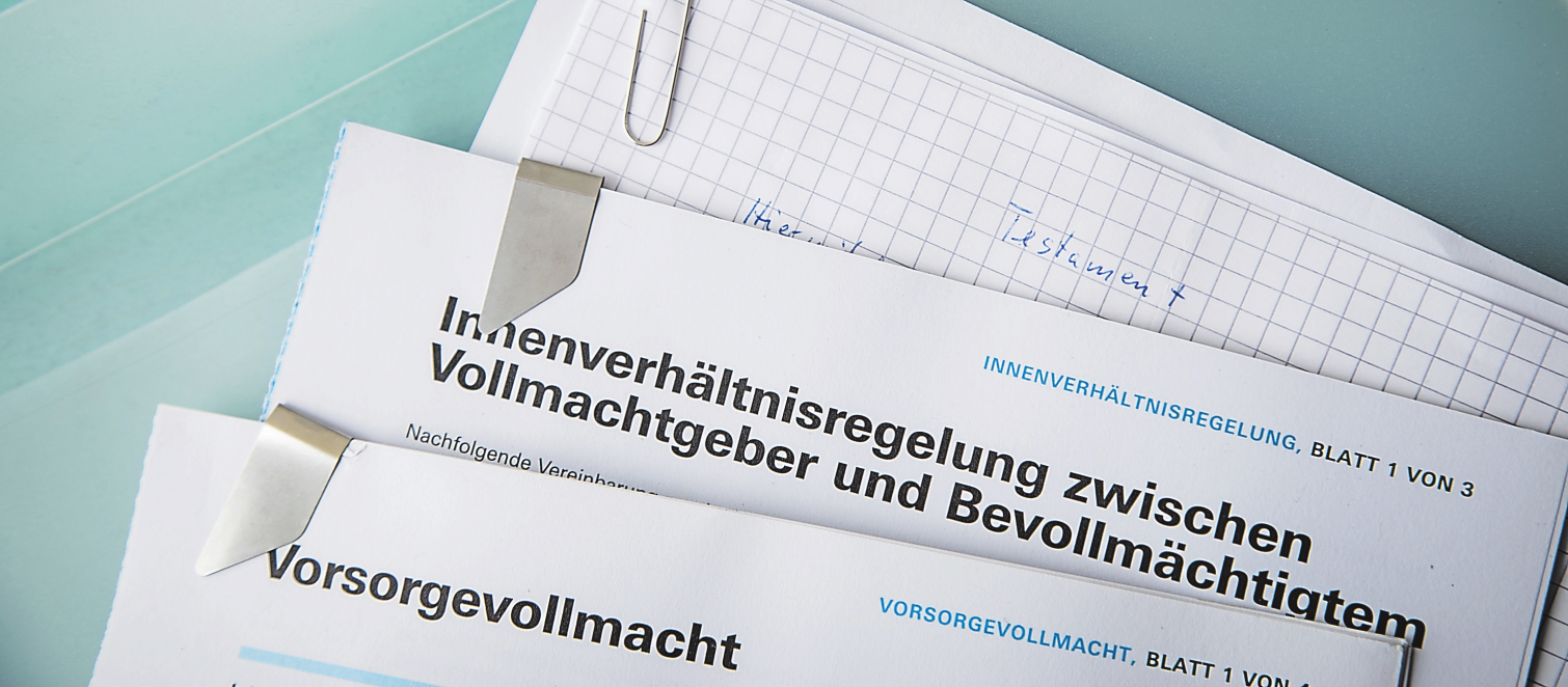 Wer Vorsorgedokumente fein säuberlich abheftet, tut Angehörigen damit einen großen Gefallen. Foto: Christin Klose/dpa