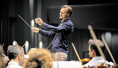 Generalmusikdirektor Christopher Lichtenstein dirigiert.