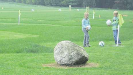 r Viel Spaß für große und kleine Besucher verspricht eine Partie Fußballgold in Lünne. d Foto: Fußballgolf Emsland
