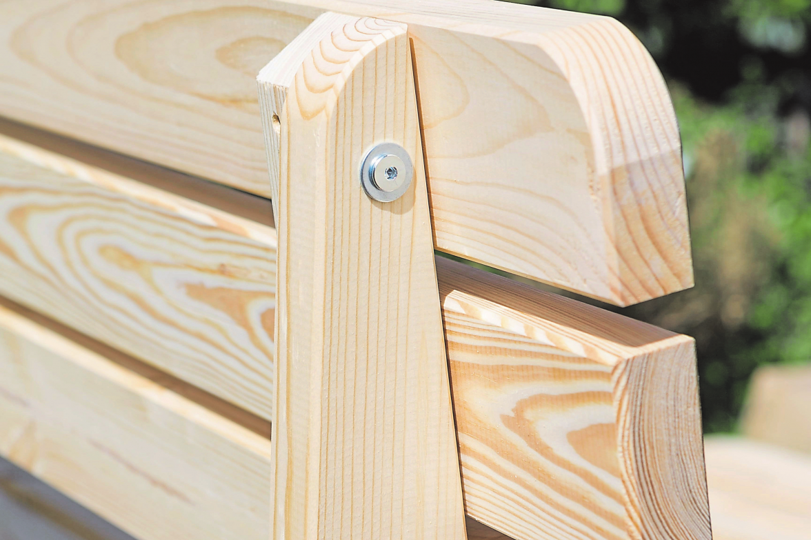 Beim Kauf hochwertiger Produkte aus Holz wie dieser Gartenbank sollte man darauf achten, dass das Holz aus verantwortungsvoller Forstwirtschaft stammt. Foto: DJD/PEFC/Kollaxo