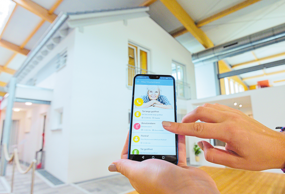Intelligente Assistenztechniken können den Alltag erleichtern - häufig sind sie per Smartphone steuerbar. Foto: Armin Weigel/dpa/dpa-tmn