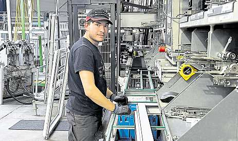 Fertigungsmechaniker-Azubi Jaden bei der Montage der Fenstergetriebe an einem Kunststofffenster. Foto: Windor (Jörg Brauer)