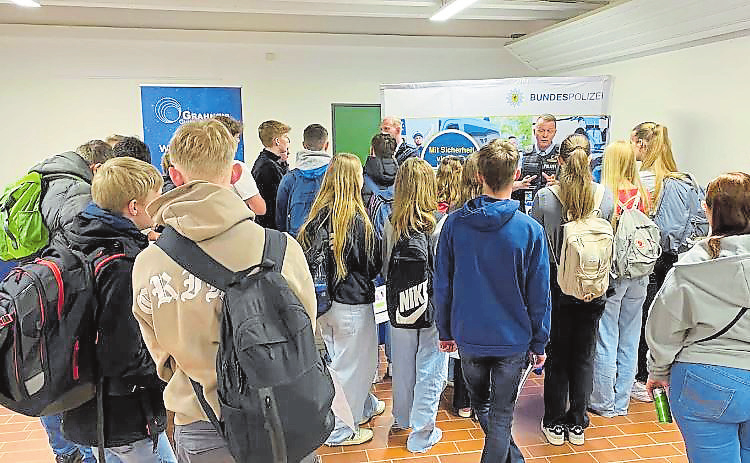 Rund 700 Schülerinnen und Schüler werden in diesem Jahr die Karrieremöglichkeiten erkunden.. Foto: Bettina Klimek/Archiv