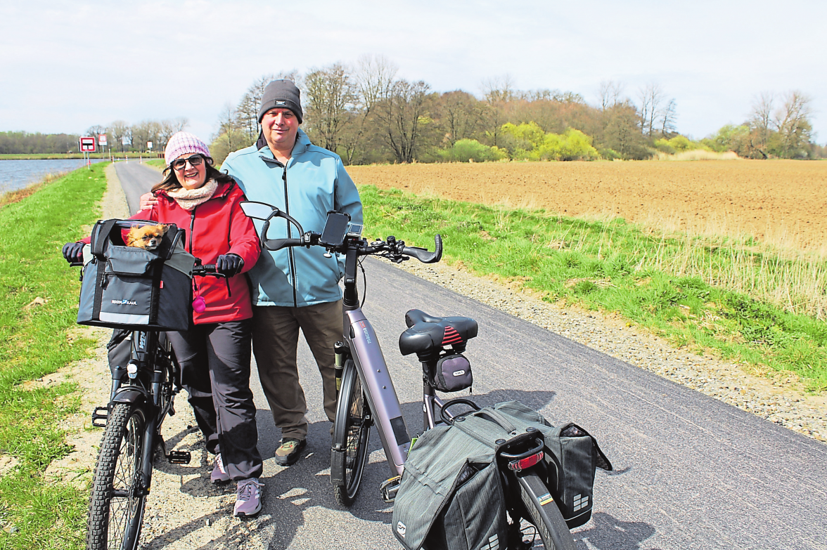 Zeigten sich begeistert: Das Ehepaar Kuhl aus Haren Emmeln mit der kleinen Hündin Lilly.