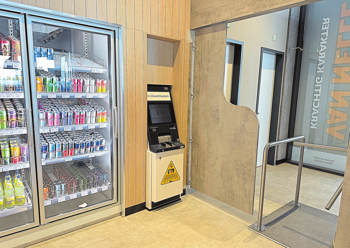 Der neue Geldautomat im Shop ist niedriger angebracht und damit barriereärmer zugänglich, auch die Kühltheke und die Toiletten sind erneuert worden.