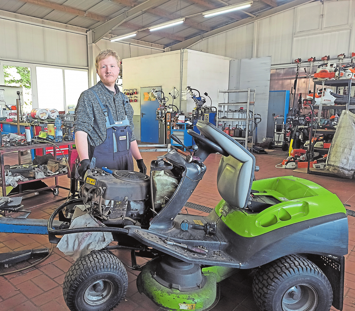 Einen Rasenmähertraktor bringt Geselle Carsten Krause wieder in Schuss. Fotos: Jürgen Schwietert