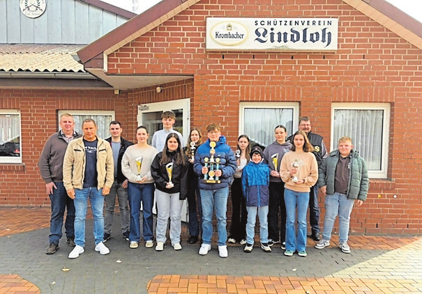 Die Jugendmannschaften der Vereine aus Rütenbrock und Lindloh. Fotos: Schützenverein Lindloh