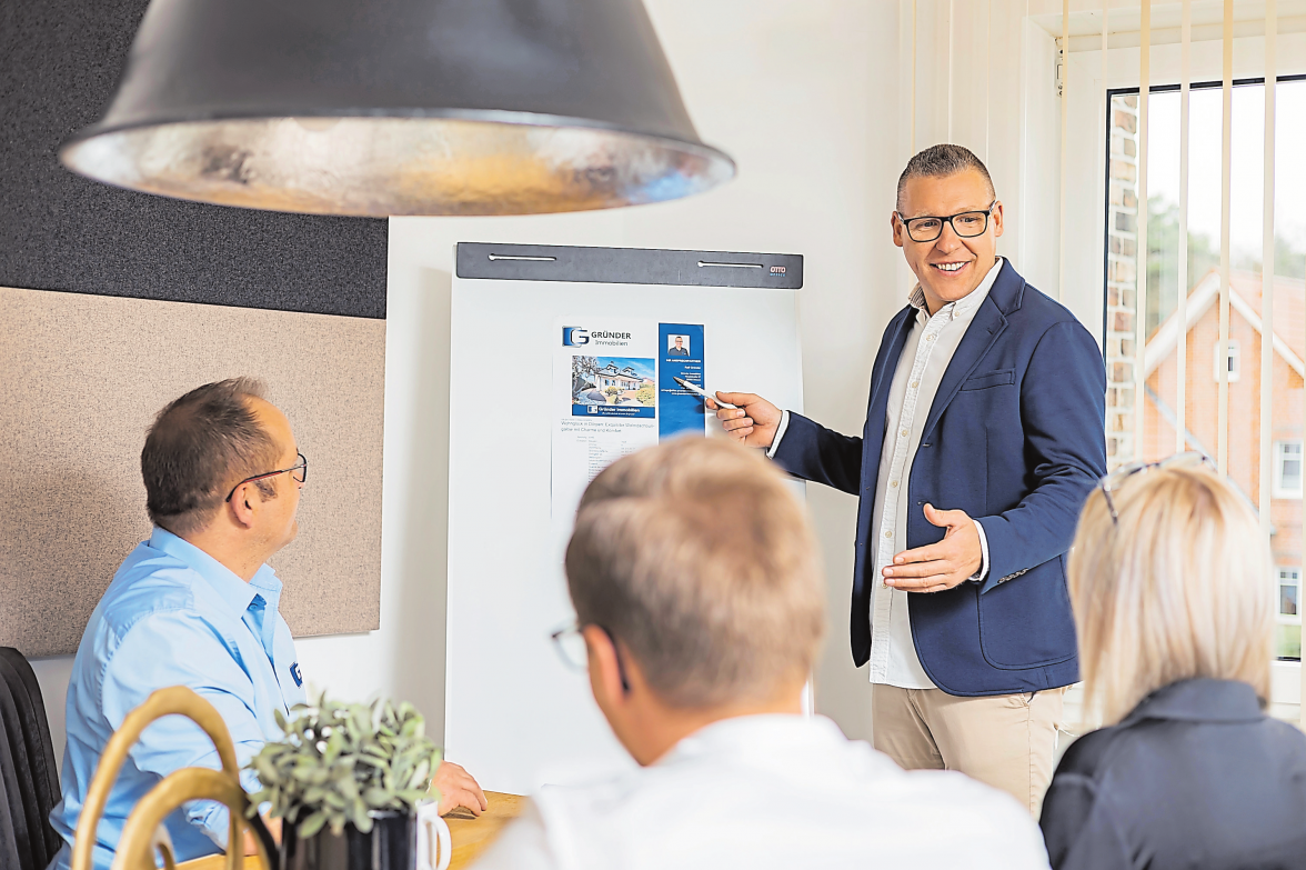 Ralf Gründer erklärt im Gespräch die Arbeitsweise des Unternehmens, bei der der direkte Austausch mit den Kunden im Mittelpunkt steht.