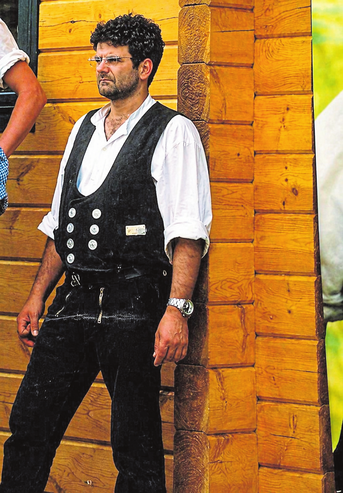 Albert Schnieders junior in Zimmermannskleidung vor einem Blockhaus.