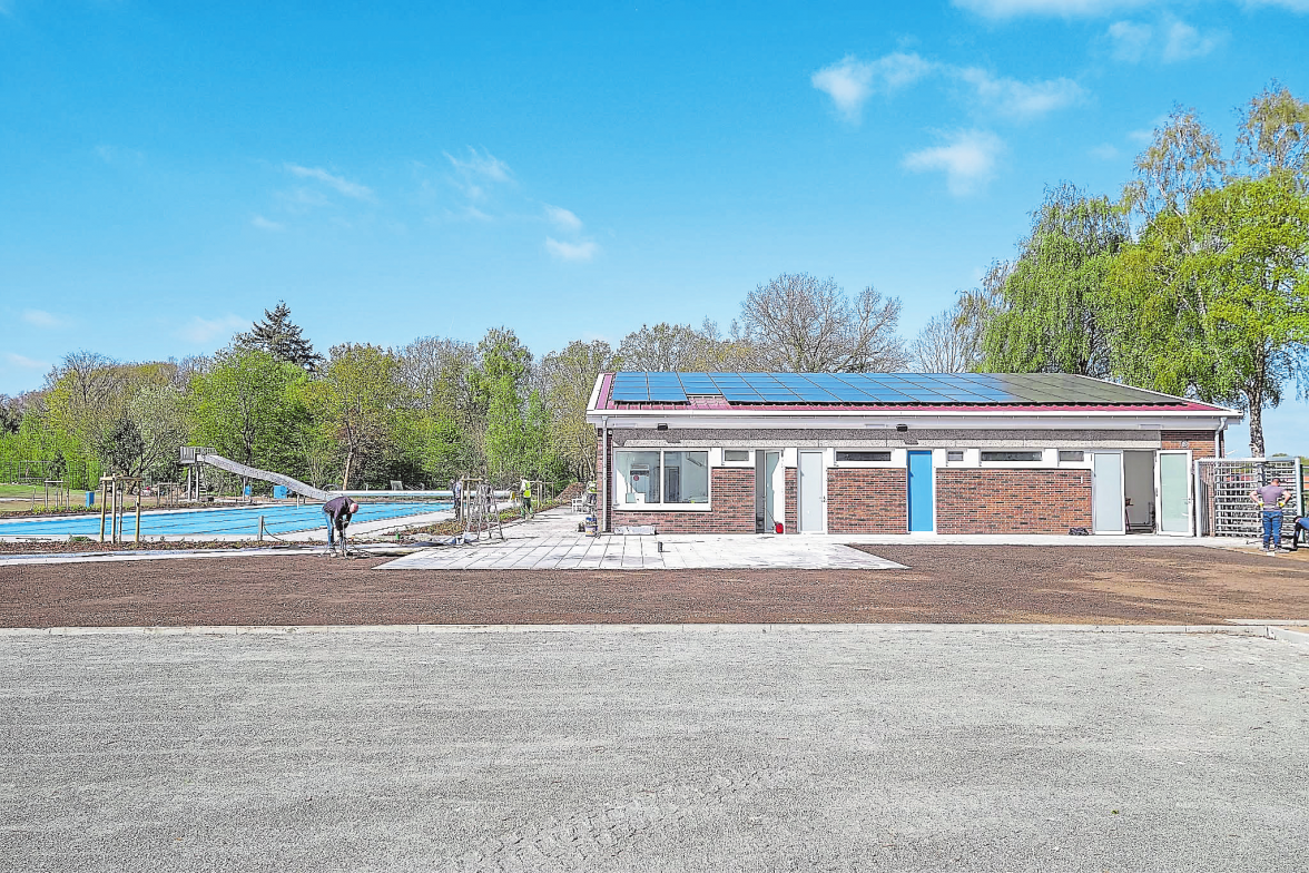 Dank der neuen PV-Anlage wird das 50-Meter-Becken nachhaltig auf wohlige 25 bis 26 Grad temperiert.