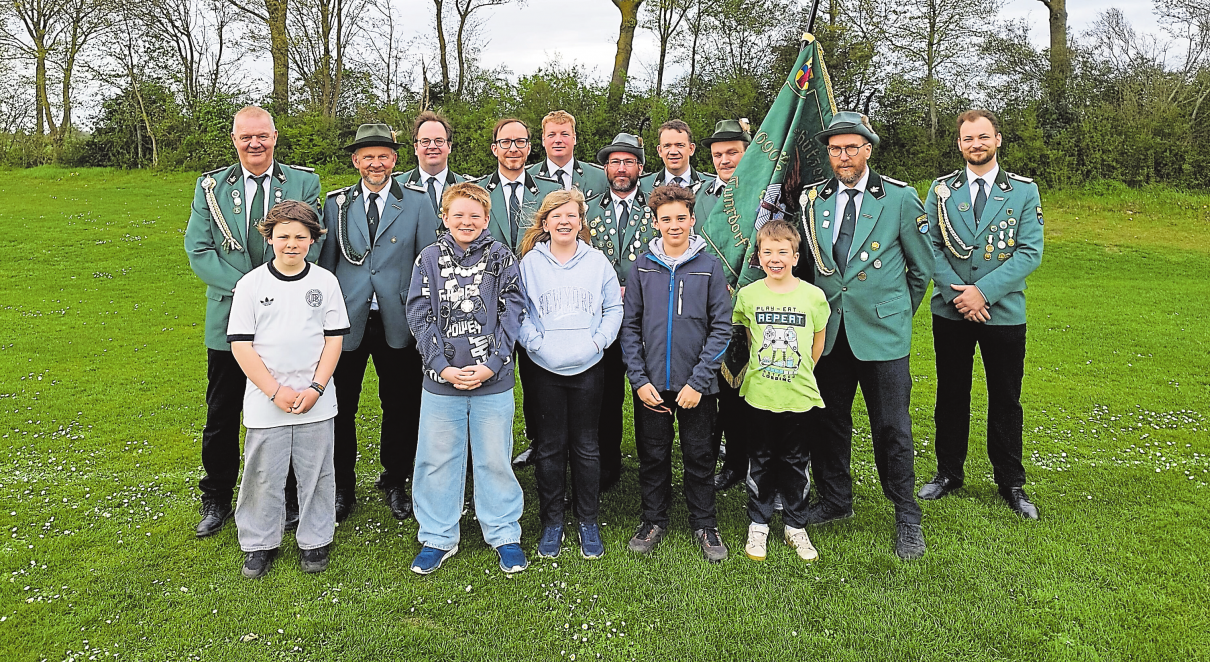 Der aktuelle Kinderthron (v. l. n. r.): (Personen in Klammern nicht auf dem Foto): Noah Brinkmann (mit Julia Cloppenburg), König Moritz Bruns (mit Emilia Reuß), Merle Cloppenburg mit Mattis Cloppenburg, Ole Cloppenburg (mit Davina Ehrhardt). Fotos: Schützenverein