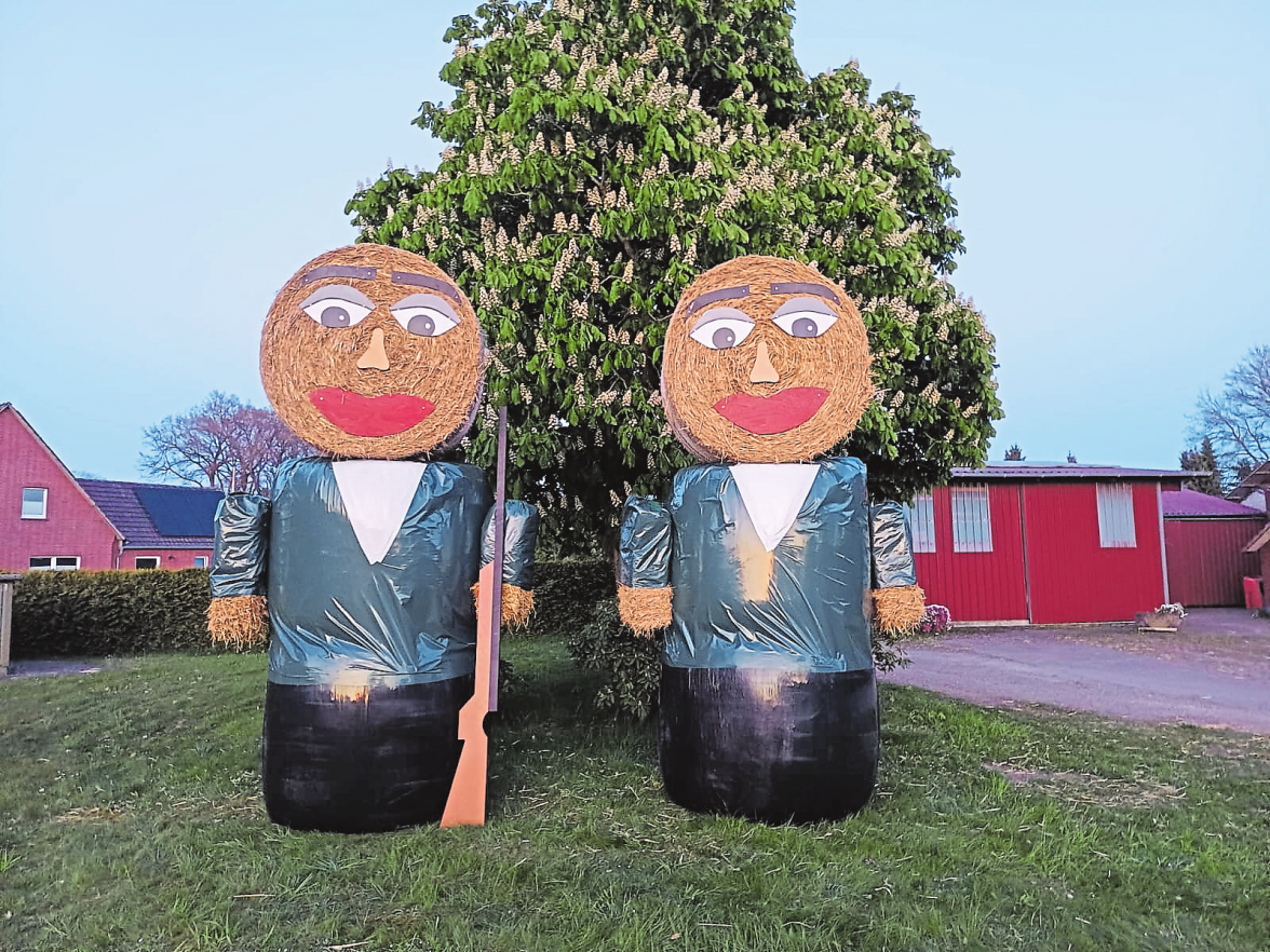 Strohpuppen begrüßen die Besucher in Spahnharrenstätte.