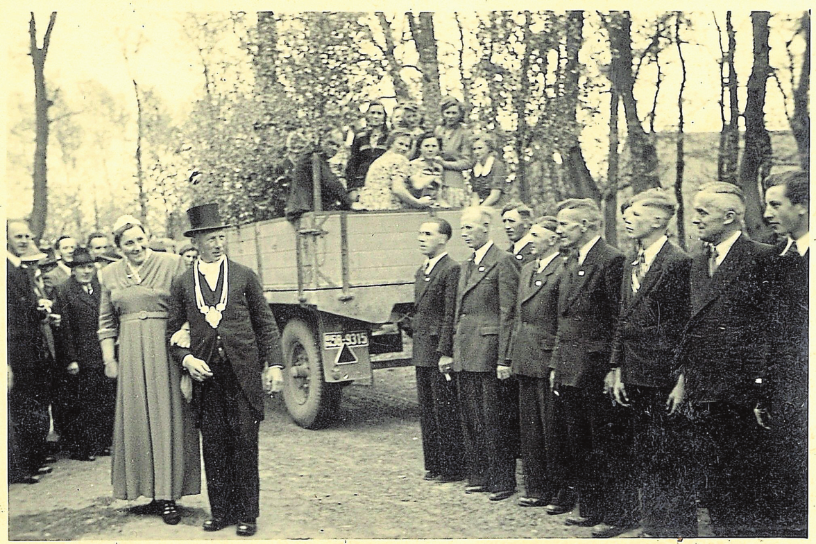 Spalier für das erste Rütenmoorer Königspaar vor 75 Jahren.